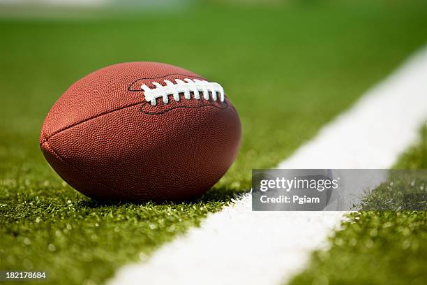 futebol americano em relva - futebol americano imagens e fotografias de stock