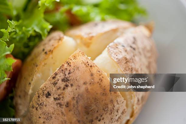 plain jacket potato - gepofte-aardappel stockfoto's en -beelden
