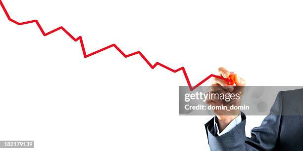 uomo d'affari, disegno un grafico a linea rossa verso il basso - diagramma grafico foto e immagini stock
