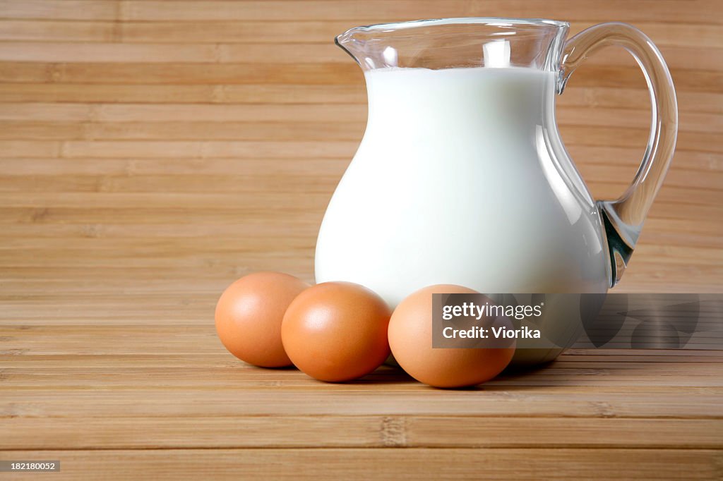 Krug mit Milch und Eier