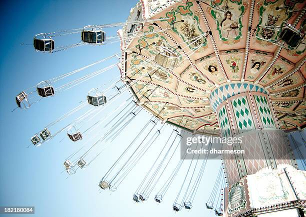 carnival swing - montar un vehículo fotografías e imágenes de stock
