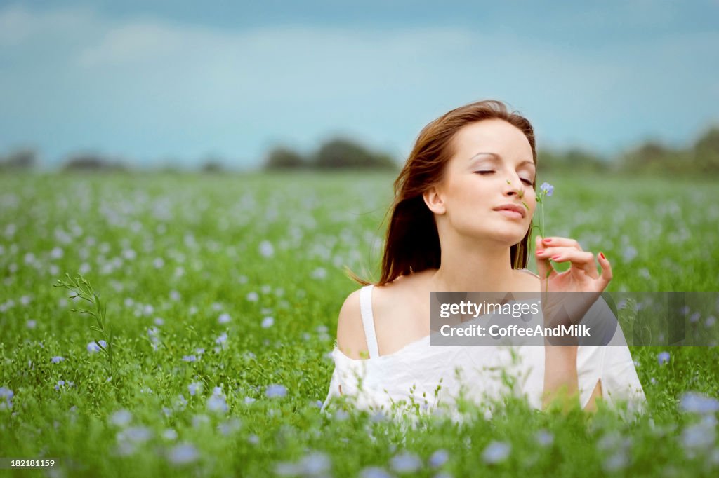 Mulher bonita em um campo