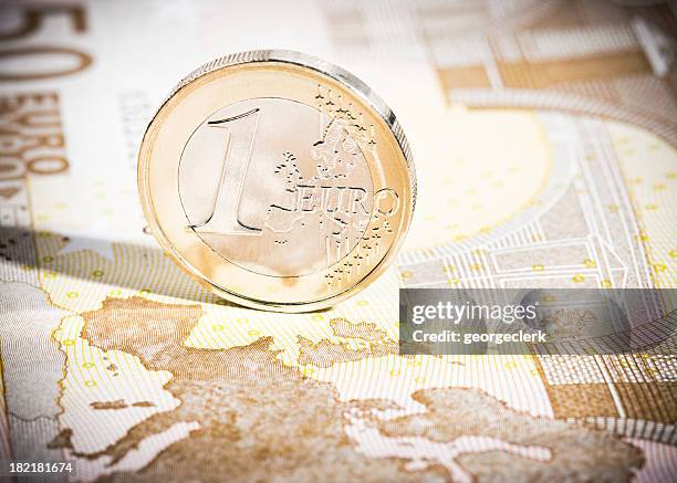 moneda euro en mapa de 50 € - eurozone fotografías e imágenes de stock