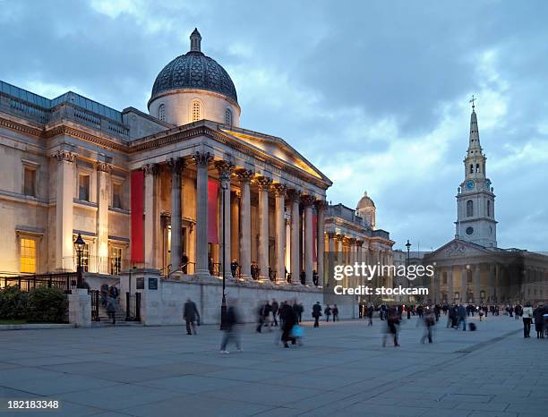 national gallery in london in der abenddämmerung - trafalgar square stock-fotos und bilder