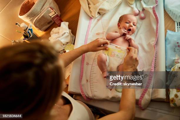 vista superior de una madre irreconocible cuidando el ombligo de su bebé. - baby touching belly fotografías e imágenes de stock