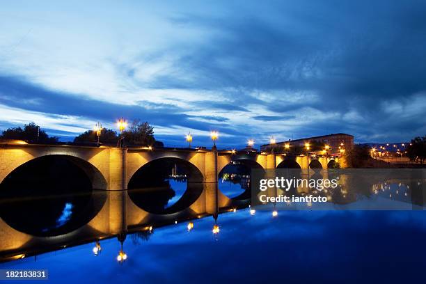 エブロ川橋 - スペイン ラリオハ州 ストックフォトと画像