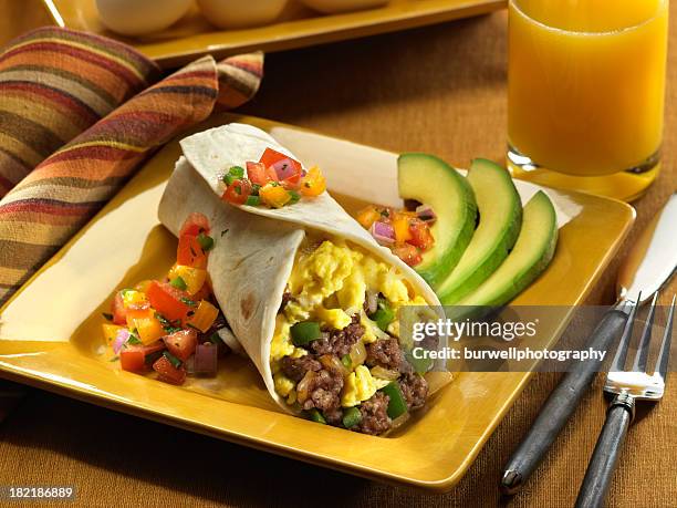wurst und eier frühstücks-burrito - breakfast sausage stock-fotos und bilder