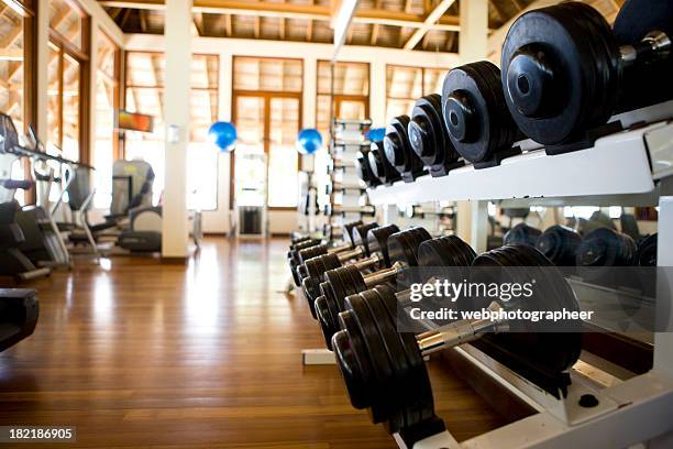 gym - fitnessapparatuur stockfoto's en -beelden