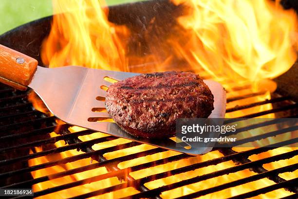 burger on grill with fire - burgers cooking grill stockfoto's en -beelden