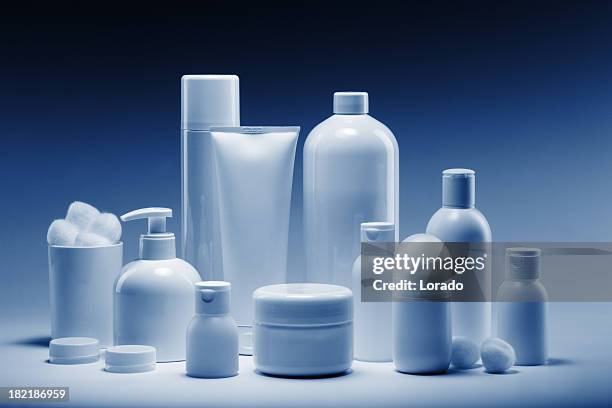 cosméticos em uma linha - cosmetic bottle imagens e fotografias de stock