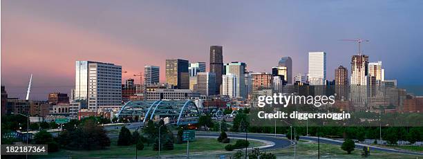 denver-skyline-panorama - denver stock-fotos und bilder