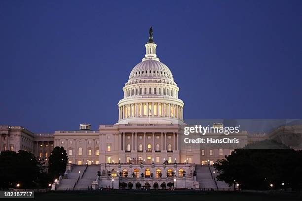 the capitol in washington at night - capitol building washington dc night stock pictures, royalty-free photos & images