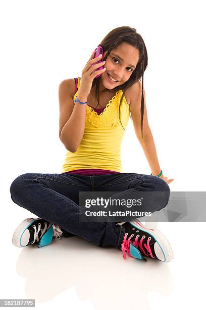 adolescente sentado en el suelo con cellphone - teen girl 15 sitting fotografías e imágenes de stock
