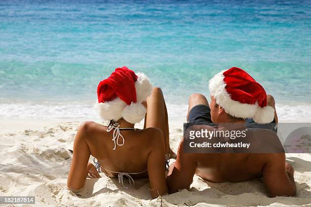 christmas couple on beach - caribbean christmas 個照片及圖片檔