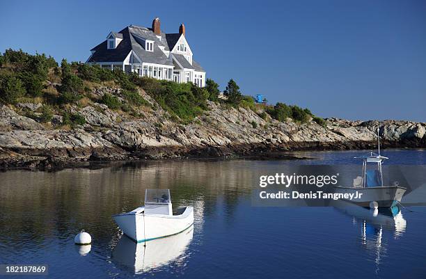 coastal home in newport, rhode island - newport rhode island coast stock pictures, royalty-free photos & images