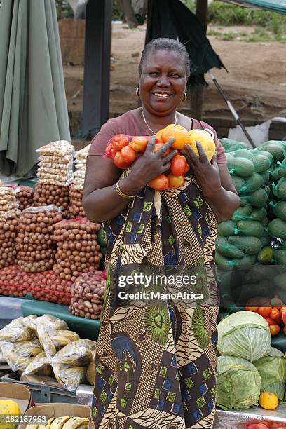 markt-frau südafrika - südafrika früchte stock-fotos und bilder