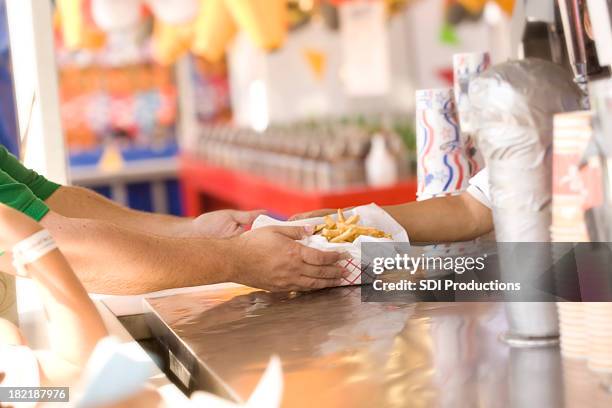 pommes frites, serviert in der fair - imbissbude stock-fotos und bilder