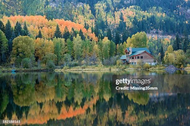 lake house e l'autunno riflessi - log cabin foto e immagini stock