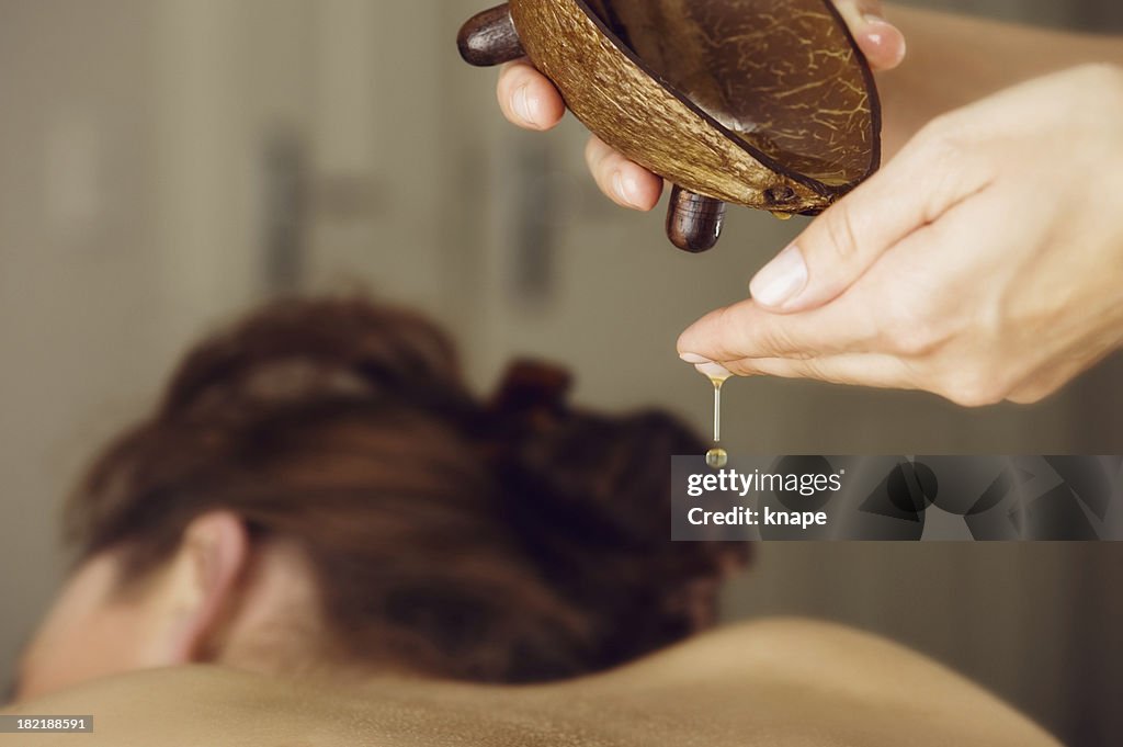 Mulher em spa sobre uma Mesa de Massagem