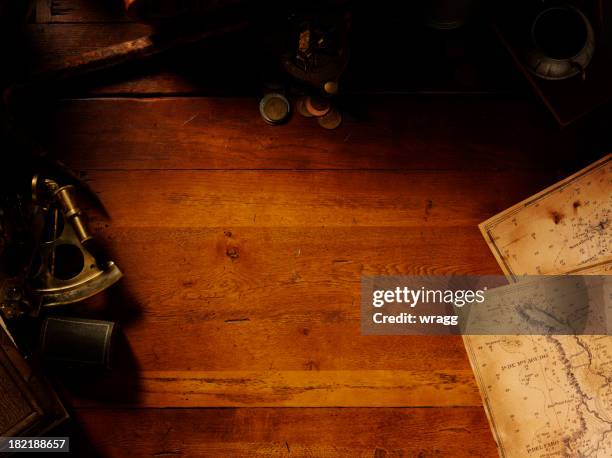 carte du trésor et d'équipement nautique - malle-au-trésor photos et images de collection