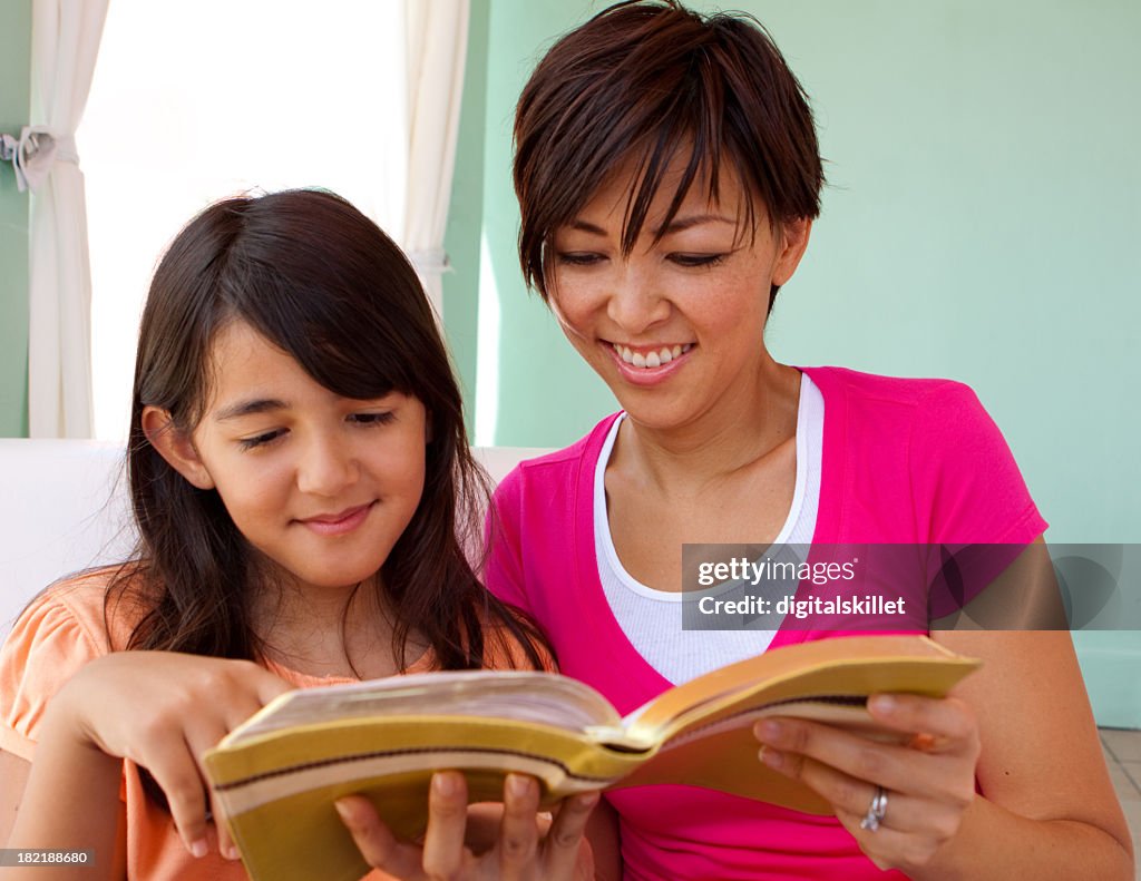 Mãe e filha a Ler