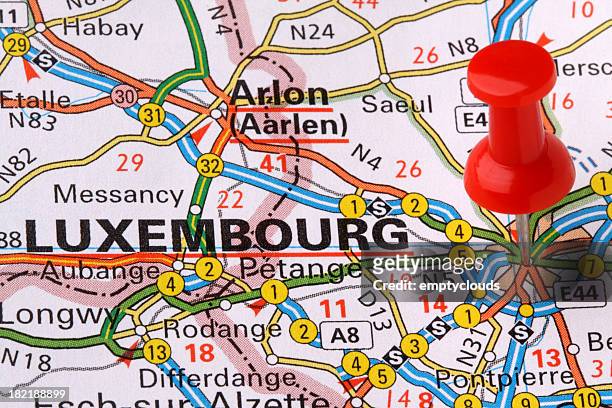 luxembourg sur une carte - luxembourg benelux photos et images de collection
