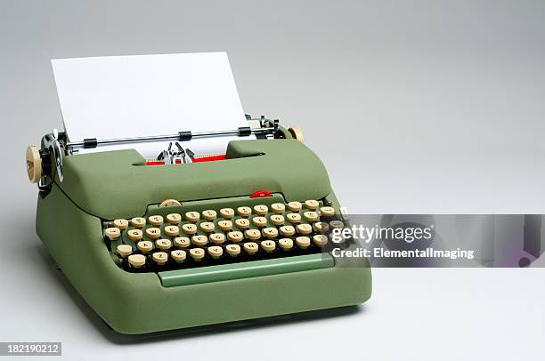 green electric máquina de escribir con papel en blanco - typewriter fotografías e imágenes de stock