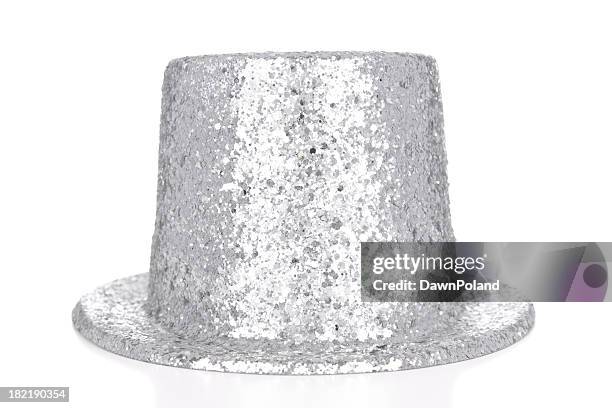 plata brillante sobre fondo blanco con perfil en'u" - sombrero plateado fotografías e imágenes de stock