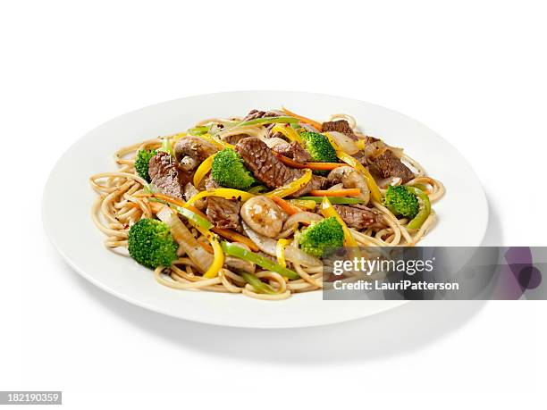 szechuan carne de res con fideos - comida china fotografías e imágenes de stock