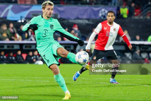 Antoine Griezmann of Atletico Madrid Controlls the ball during the UEFA Champions League match between Feyenoord and Atletico Madrid at Feyenoord...