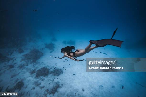 diving and underwater activities in maldives - aqua jogging photos et images de collection