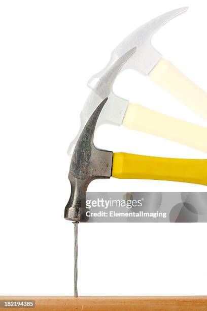 martillo conducir un dedo en placa. aislado sobre blanco - hammer and nail fotografías e imágenes de stock