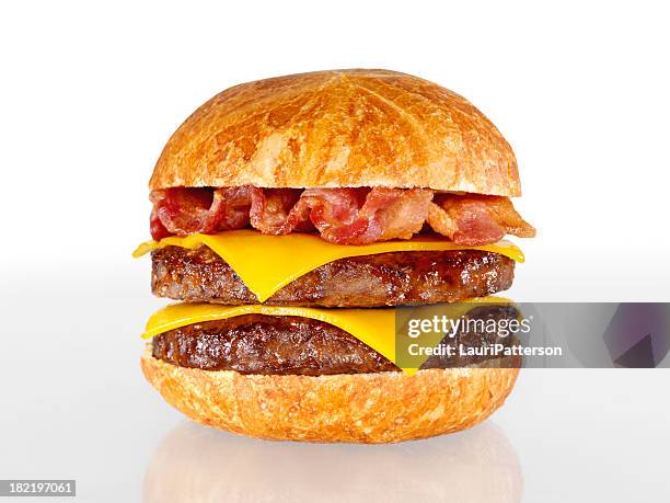 bacon double cheeseburger - bacon cheeseburger stockfoto's en -beelden