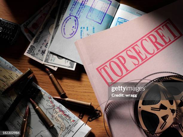 top secret dokument in einem büro - secret agent stock-fotos und bilder