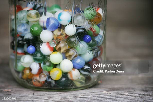 marbres de couleur vive dans un bocal en verre - bille photos et images de collection