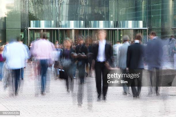 affari gente cammina davanti a un edificio - building office foto e immagini stock