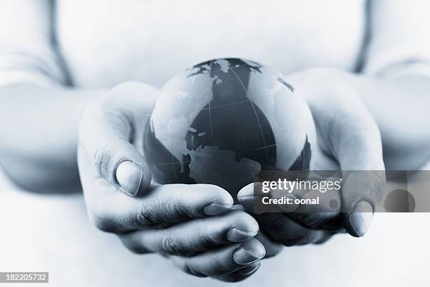 globo in mani - villaggio globale foto e immagini stock