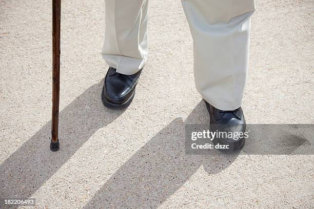 homem idoso pés e bengala andar no passeio - black shoe imagens e fotografias de stock