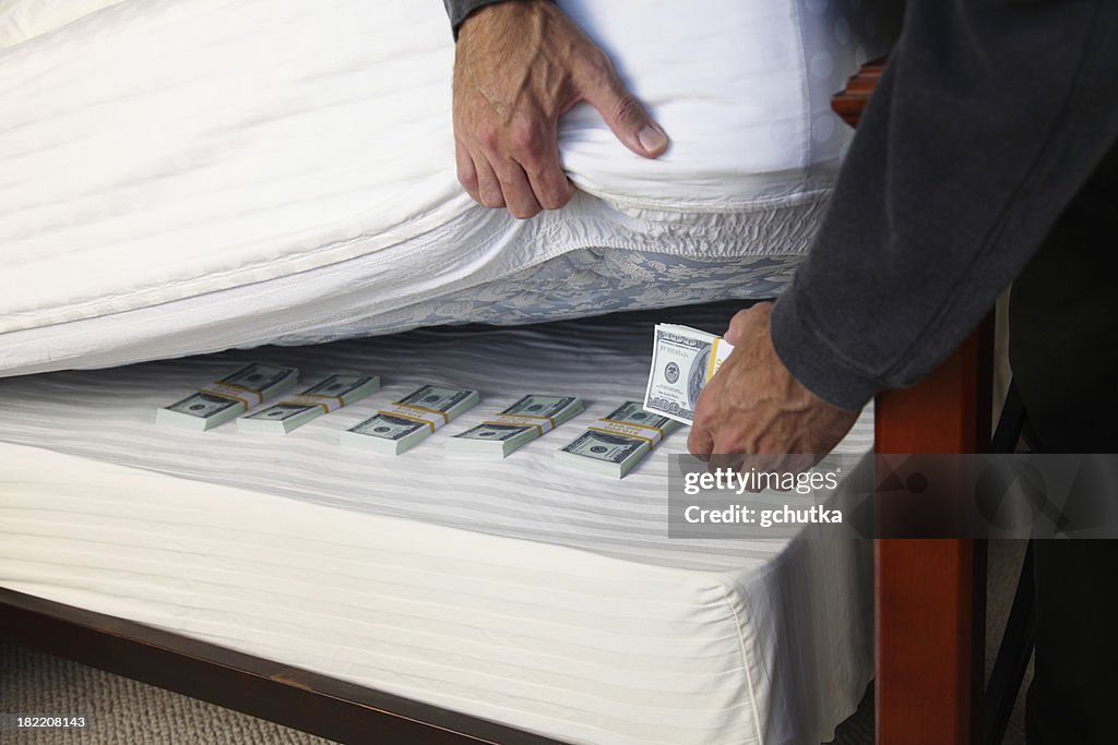 Verstecken Geld unter der Matratze