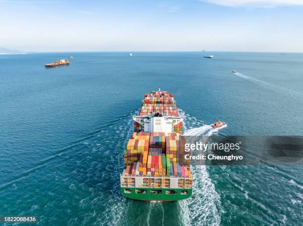 fully loaded container ships sailing at the sea - vista marina fotografías e imágenes de stock