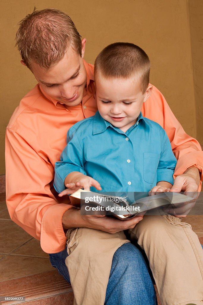 Vater und Sohn lesen