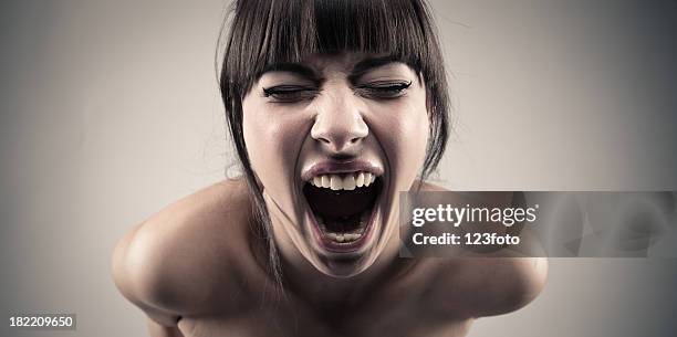 chillar - chillar fotografías e imágenes de stock