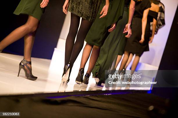 catwalk - fashion show stockfoto's en -beelden
