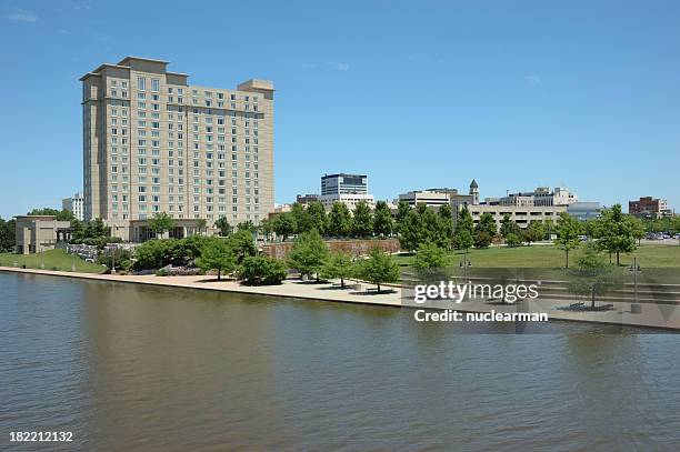 centro de wichita e o river walk - wichita - fotografias e filmes do acervo