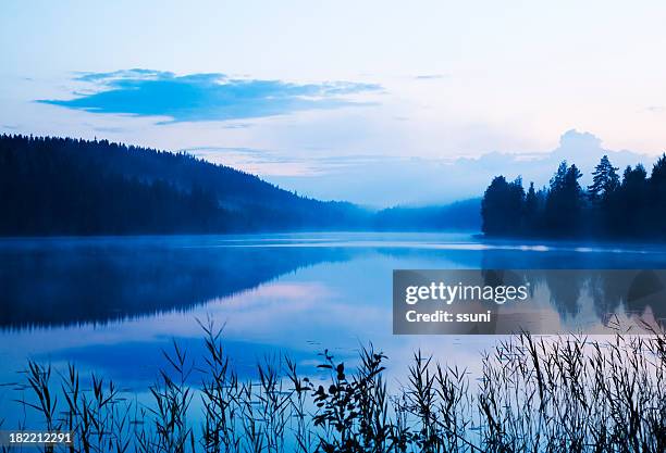 misty 湖 - finland ストックフォトと画像