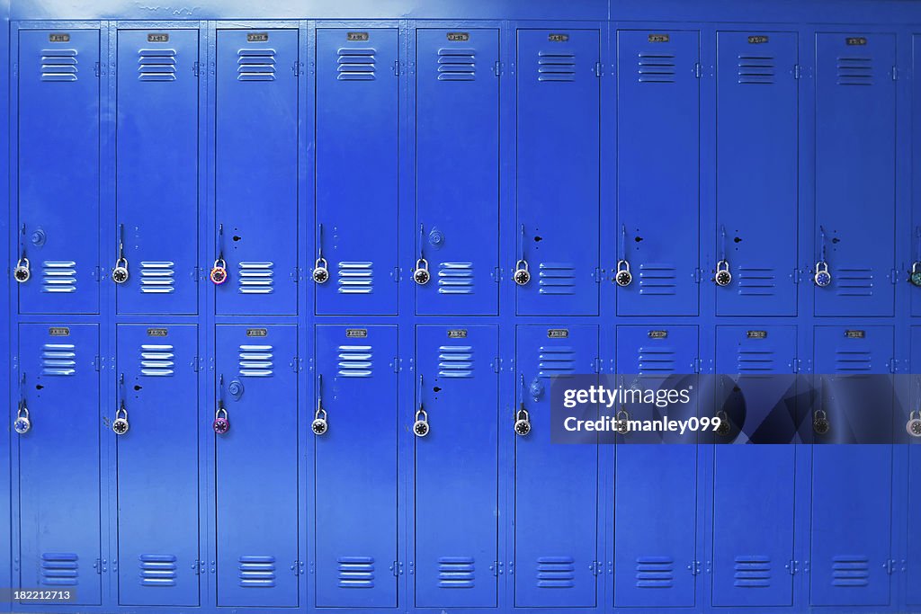 Blu scuole superiori di armadietti con lucchetto