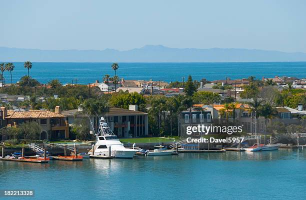 hafen von newport beach und meerblick - newport beach california stock-fotos und bilder