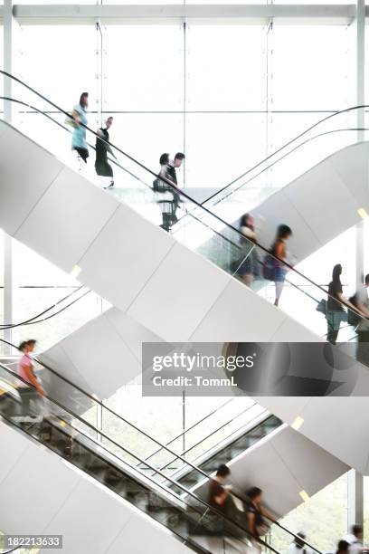 pessoas na escada rolante - shopping mall imagens e fotografias de stock