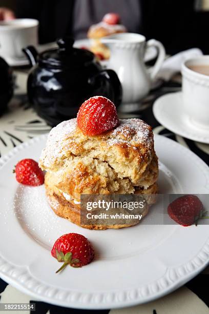 cream tea - english tea room stockfoto's en -beelden