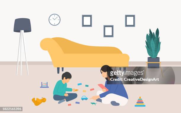 ilustraciones, imágenes clip art, dibujos animados e iconos de stock de psicóloga infantil profesional que observa a un niño pequeño con juguetes en una sesión de psicoterapia. psicología infantil y consulta psicológica - psychiatrists couch